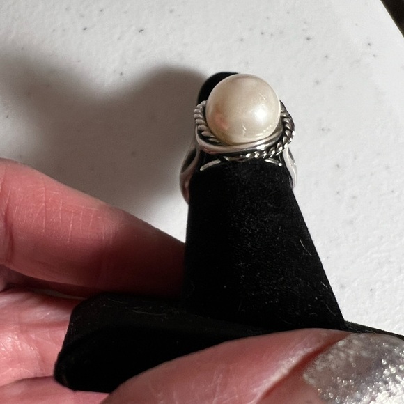 Pearl ring and earring set creamy luster in color not sure of the metal - Picture 4 of 9